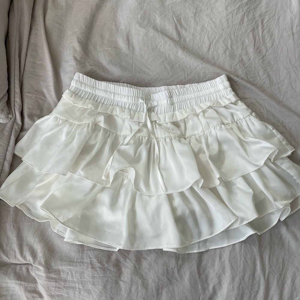 White ruffled skort; size M